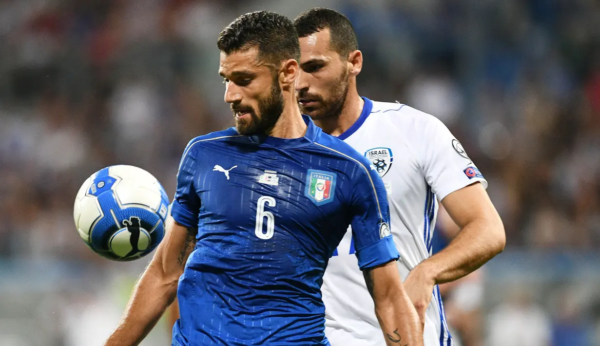 Gelandang Italia, Antonio Candreva, mengontrol bola saat melawan Israel pada laga kualifikasi Piala Dunia 2018 di Stadion Reggio Emilia, Italia, Selasa (5/9/2017). Italia menang 1-0 atas Israel. (AFP/Vicenzo Pinto)