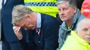 Ekspresi wajah pelatih Sunderland, David Moyes (kiri) saat timnya kalah dari Manchester United pada lanjutan Premier League  Stadium of Light, Sunderland, (9/4/2017). Manchester United menang 3-0. (EPA/Peter Powell)