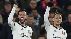 Gelandang Manchester United (MU) Bruno Fernandes (kiri) merayakan dengan rekannya setelah mencetak gol pertama timnya ke gawang Crystal Palace pada pada matchday 19 Liga Inggris di Stadion Selhurst Park, London, Kamis dini hari WIB (19/1/2023). Nasib kurang beruntung dirasakan MU setelah ditahan imbang Crystal Palace 1-1. (ADRIAN DENNIS / AFP)