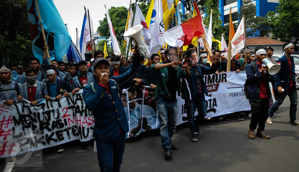 Para mahasiswa berjalan membawa spanduk melakukan aksi demonstrasi di Istana Negara, Jakarta, (20/10). Aksi yang dilakukan mahasiswa merupakan peringatan tepat dua tahun pemerintahan Joko Widodo-Jusuf Kalla. (Liputan6.com/Faizal Fanani)