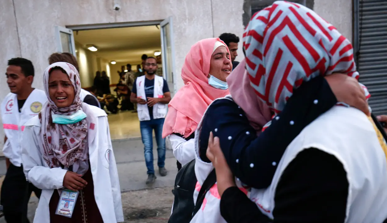 Perawat menangis atas kematian rekannya Razan al-Najjar di lorong rumah sakit Khan Yunis di Jalur Gaza selatan (1/6). Razan adalah sukarelawan Palestina berusia 21 tahun untuk kementerian kesehatan yang dikelola Hamas di Gaza. (AFP Photo/Kata Khatib)