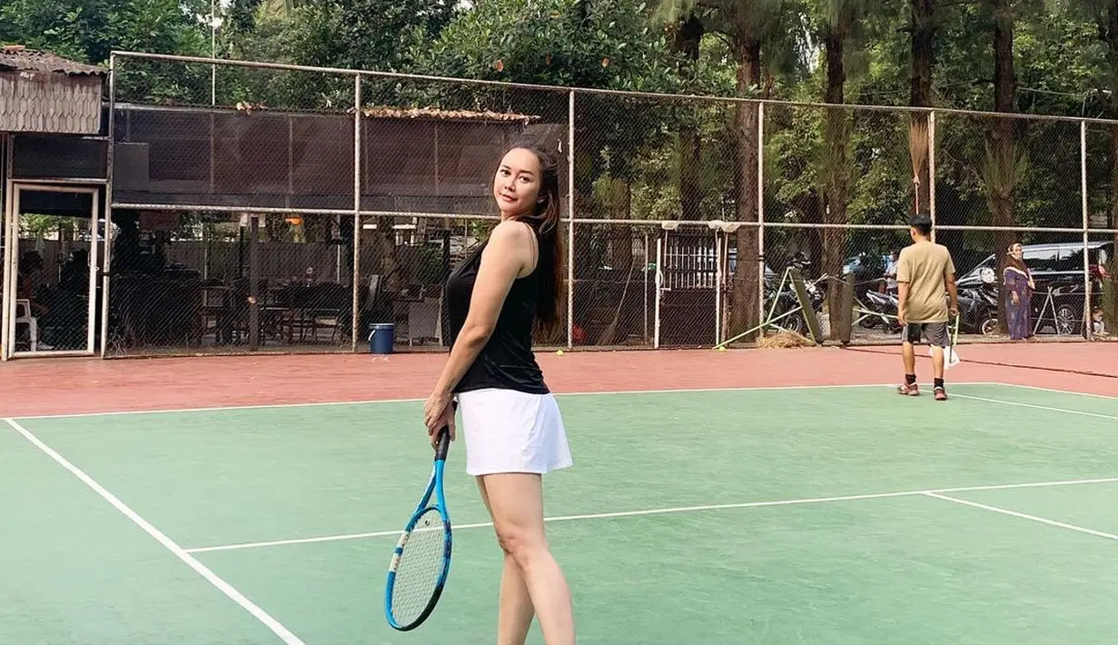 Aura Kasih sangat peduli dengan kesehatan yakni berolahraga. Olahraga yang sering dilakukan ibu dari Arabella yakni tenis. Potretnya saat main tenis ini mencuri perhatian publik. (Instagram/aurakasih)