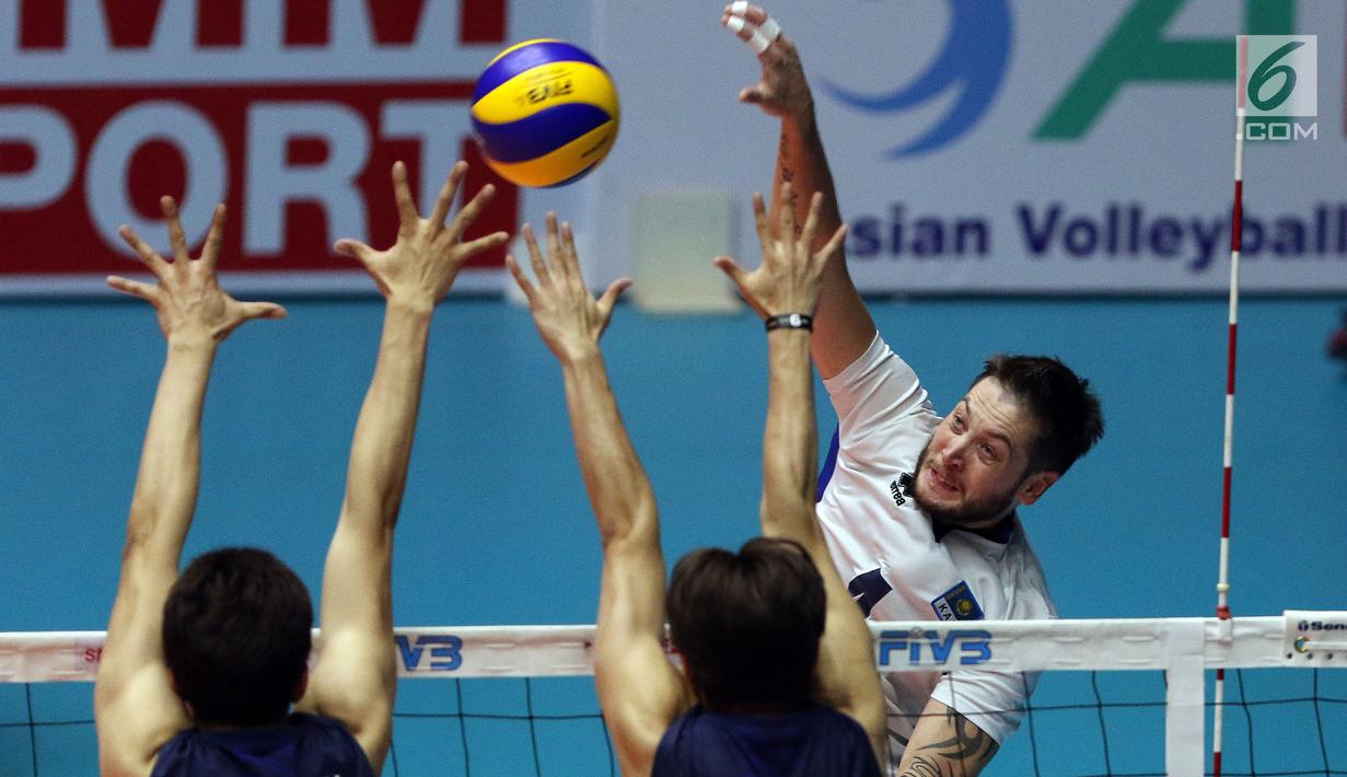 Pemain Timnas voli putra Kazakhstan, Alexandr Stolnikov melakukan smes saat melawan Korea Selatan di Semifinal Kejuaraan Voli Asia 2017 di GOR Tri Dharma, Gresik, Senin (31/7). Kazakhstan unggul 3-2. (Liputan6.com/Helmi Fithriansyah)