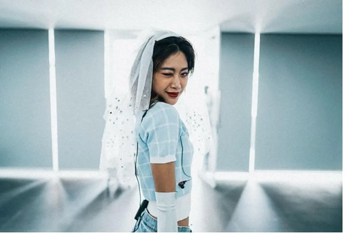 6 Potret Unik Kostum Panggung Widi Vierratale, dari Wedding Veil Hingga Piyama