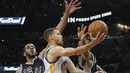 Aksi Stephen Curry #30 saat timnya melawan San Antonio Spurs pada lanjutan NBA 2016 di  AT&T Center, San Antonio, Texas, (10/4/2016). (Ronald Cortes/Getty Images/AFP)
