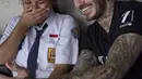 Keakraban mantan pesepakbola David Beckham dengan siswi SMPN 17 Semarang, Sripun dalam kunjungannya sebagai Duta Kehormatan UNICEF ke Jawa Tengah, Rabu (28/3). Bersama Unicef, Beckham tengah melakukan kampanye anti-perundungan (instagram/davidbeckham)