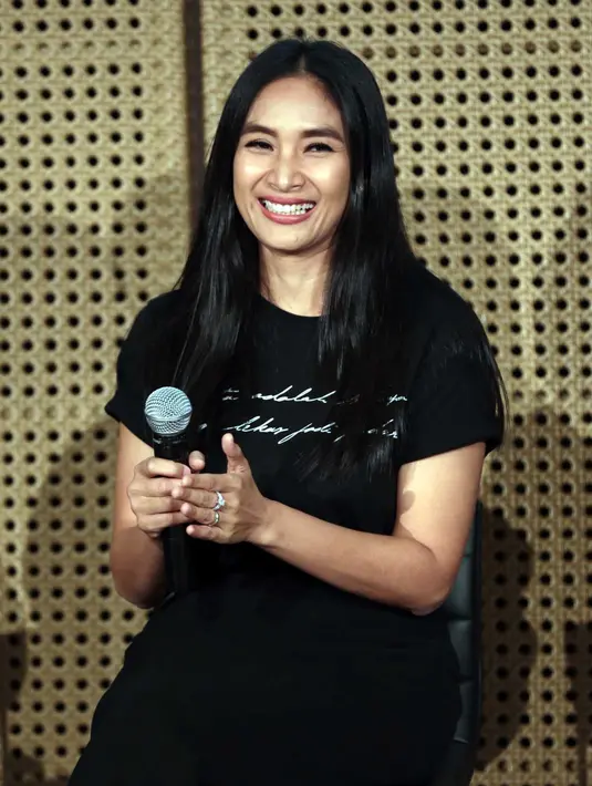 Belakangan memang sedang rami soal ditutupnya usaha Alexis oleh pasangan Gubernur dan Wakil Gubernur baru, Anies Baswedan dan Sandiaga Uno. Happy Salma pun memberi tanggapannya perihal ini. (Deki Prayoga/Bintang.com)