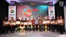 Presiden Komisaris Warta Ekonomi, Fadel Muhammad foto bersama dengan penerima penghargaan Indonesia Corporate PR Award 2018 di Jakarta, (24/08). Bank DKI mendapat penghargaan Top 8 Popular Company in Banking Sector. (Liputan6.com/HO/Budi)