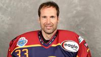 Mantan penjaga gawang Chelsea dan Arsenal Petr Cech bakal bermain hoki es bersama Guildford Phoenix. (Twitter)