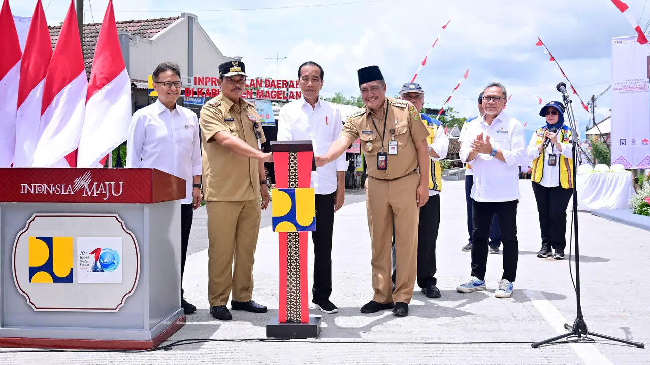 Presiden Joko Widodo atau Jokowi didampingi Ibu Negara Iriana meresmikan Inpres Jalan Daerah Ruas Muntilan-Keningar, Sukomakmur, Kabupaten Magelang, Provinsi Jawa Tengah, Senin (22/1/2024).