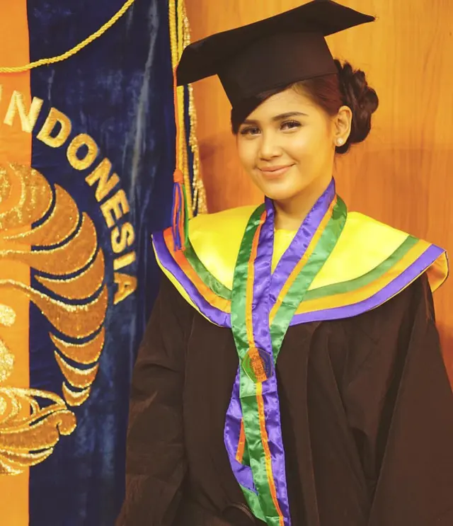 6 Potret masa remaja Yunita Siregar yang bikin pangling, netizen sebut wajahnya mirip Selena Gomez