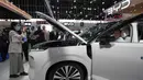 Para pengunjung berbincang sambil melihat Great Wall Motor (GWM) GF baru yang ditenagai mesin V8 yang dipamerkan di Beijing Auto Show 2026 atau Auto China 2026, Jumat 24 April 2026. (AP Photo/Andy Wong)