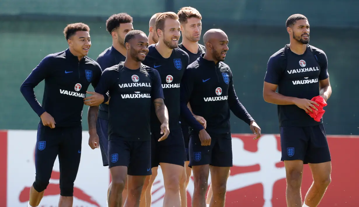 Para pemain Inggris saat mengikuti latihan jelang menghadapi Belgia pada grup G Piala Dunia 2018 di Zelenogorsk dekat St. Petersburg, Rusia, (27/6). Inggris telah mengumpulkan 6 poin sama seperti Belgia di grup tersebut. (AP Photo/Dmitri Lovetsky)