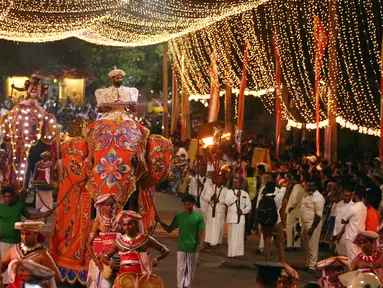 Suasana prosesi tahunan umat Buddha di Kotte Rajamaha Viharaya, Kolombo, Sri Lanka, 29 Agustus 2020. Prosesi tersebut dimeriahkan dengan beragam tarian daerah tradisional dan tarian budaya, serta gajah-gajah yang didandani dengan berbagai kostum mewah. (Xinhua/Ajith Perera)