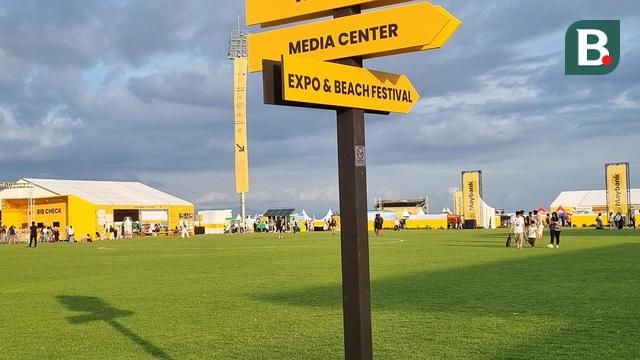 Papan penunjuk informasi di Maybank Marathon Race Village