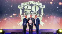Direktur Utama PT Bank DKI, Fidri Arnaldy (tengah) menerima penghargaan Top 20 Financial Institution Kategori Aset Rp50T s.d 