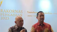 Menteri Koperasi dan UKM Teten Masduki bersama dengan Kepala LKPP Hendrar Prihadi di Hotel Bidakara, Jakarta Selatan, Selasa (7/11/2023). Kepada media, Teten memberikan informasi mengenai izin TikTok Shop. (Sulaeman/Merdeka.com)