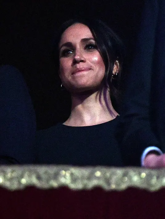Aktris yang juga tunangan Pangeran Harry, Meghan Markle menghadiri konser perayaan ulang tahun Ratu Elizabeth di Teater Royal Albert Hall, London, Sabtu (21/4). Meghan Markle tampak mengenakan hoop earrings berwarna gold. (ANDREW PARSONS/POOL/AFP)