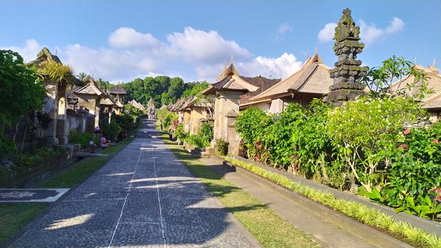 Wisata Desa Adat di Desa Penglipuran, Kabupaten Bangli, Bali menerapkan protokol kesehatan pencegahan Covid-19 bagi wisatawan yang berkunjung