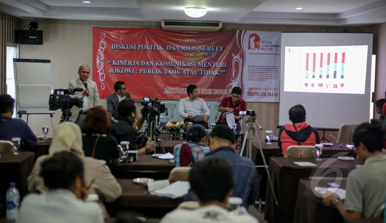 Direktur Eksekutif PolcoMM Institute, Heri Budianto (kiri) menunjukkan grafik saat Rilis Survei dan Diskusi "Kinerja dan Komunikasi Menteri Jokowi: Publik Tahu atau Tidak ?" di Jakarta, Senin (11/5/2015). (Liputan6.com/Faizal Fanani)