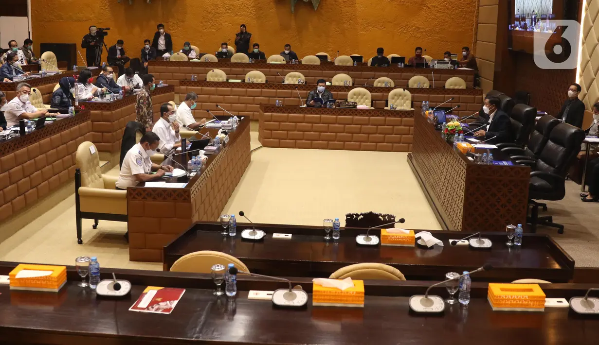 Suasana Rapat Kerja antara Menteri Perhubungan Budi Karya Sumadi dengan Komisi V DPR di Kompleks Parlemen Senayan, Jakarta, Rabu (2/6/2021). Rapat membahas pendahuluan Rencana Kerja Anggaran Kementrian /Lembaga (RKA K/L) dan Rencana Kerja Pemerintah (RKP) Tahun 2022. (Liputan6.com/Angga Yuniar)