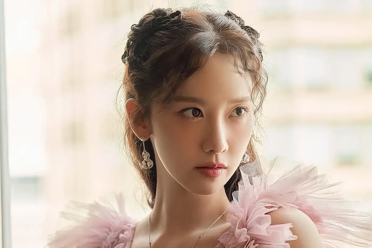 Potret Yoona SNSD Bak Boneka di Miracle Garden Event Shanghai, Anggun dengan Perhiasan Qeelin