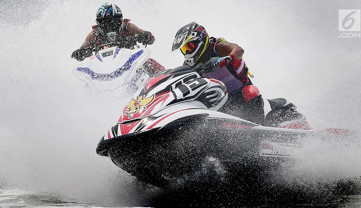 Pebalap jetski Indonesia Aero Sutan Aswar (depan) beradu cepat pada nomor Runabout Limited di arena Jetski Ancol, Jakarta, Kamis (23/8) Aqsa Sutan Aswar berhasil finish pertama pada pertandingan moto 1  .(merdeka.com/imam buhori)