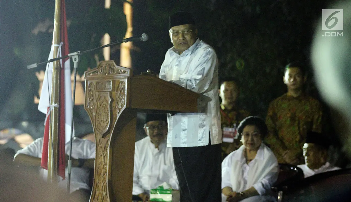 Ketua Umum PBNU Said Aqil Siradj memberikan tausyiah di Kompleks Makam Bung Karno, Kota Blitar, Jawa Timur, Senin (6/6). PDIP menggelar kegiatan buka puasa bersama dan tarawih dilanjutkan peringatan hari lahir Bung Karno. (Liputan6.com/Johan Tallo)