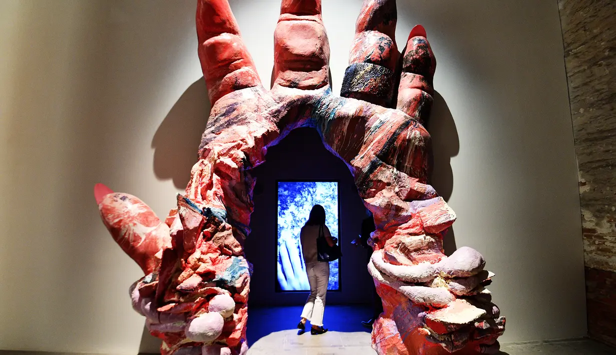 Pintu masuk "Grotta Profunda, Approfondita" sebuah karya seni oleh seniman Prancis Pauline Curnier Jardin saat Pameran Seni Internasional ke-57 Biennale, di Venesia, Italia (9/5). (AFP PHOTO / Vincenzo PINTO