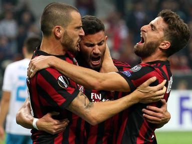 Para pemain AC Milan merayakan gol yang dicetak oleh Matteo Musacchio ke gawang Rijeka pada laga Liga Europa di Stadion San Siro, Milan, Kamis (28/9/2017). AC Milan menang 3-2 atas  Rijeka. (AP/Matteo Bazzi)