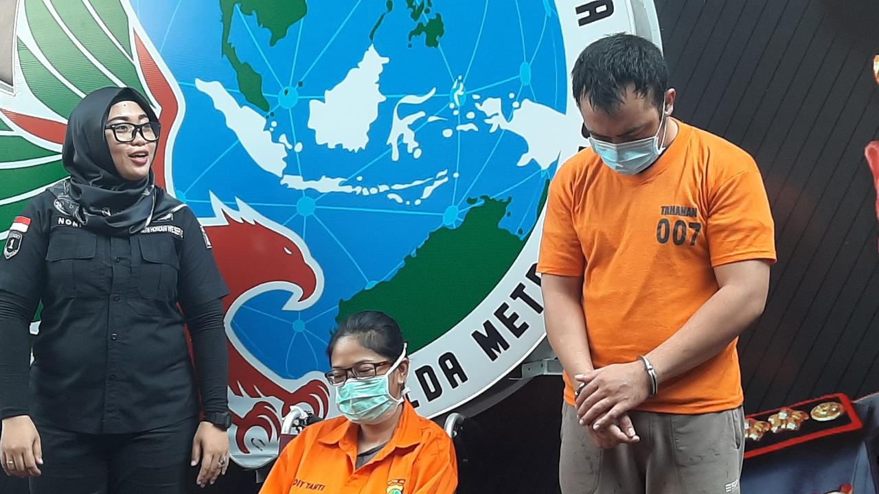 Polisi tangkap perempuan berinisaial L, yang merupakan anak aktivis Sri Bintang Pamungkas terkait kasus narkoba. (Liputan6.com/Yopi Makdori)