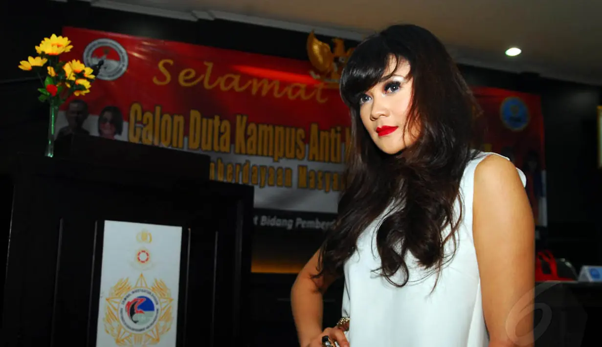 Setelah dipilihnya menjadi duta narkoba, Indah Dewi Pertiwi berharap bisa menyelamatkan generasi muda dari bahaya narkoba. Selasa (3/6/14) (Liputa6.com/Miftahul Hayat)