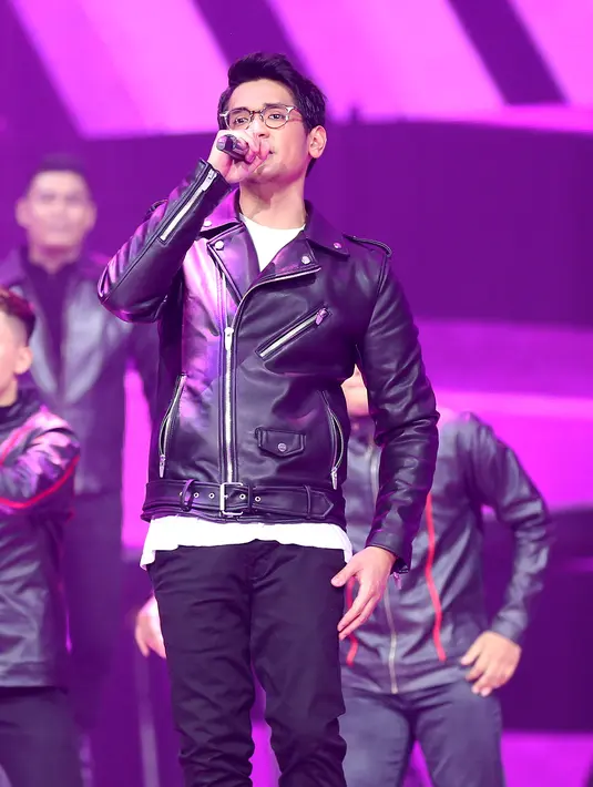 Lagu hits itu membuat penonton yang memadati Istora ikut serta bernyanyi dan menari mengikuti gerakan Afgan. (Andy Masela/Bintang.com)