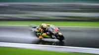 Pembalap Mooney VR46&nbsp;Ducati Marco Bezzecchi menjadi yang tercepat dalam kualifikasi MotoGP Inggris di Sirkuit Silverstone, Sabtu, 5 Agustus 2023. (Ben Stansall / AFP)