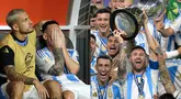Lionel Messi berhasil membawa Argentina mempertahankan gelar juara Copa America setelah mengalahkan Kolombia dengan skor 1-0 pada Senin (15/07/2024). Sayangnya, Messi tak mampu menyelesaikan pertandingan secara penuh setelah mengalami cedera. La Pulga tampak sangat sedih ketika digantikan Nicolas Gonzalez pada menit ke-66. Ia meneteskan air mata ketika duduk di bangku cadangan. Namun, ekspresi yang berbeda ditunjukkan Messi setelah Argentina berhasil menyegel kemenangan melalui gol Lautaro Martinez. Ia tampak sangat bahagia dengan senyum lebarnya ketika mengangkat trofi Copa America 2024. (AFP/Charly Triballeau dan AP Photo/Rebecca Blackwell)