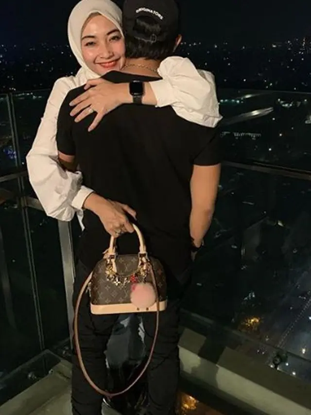 Sempat Tak Publikasikan Pernikahan 10 Tahun, Ini 6 Potret Ruri Repvblik dan Istri