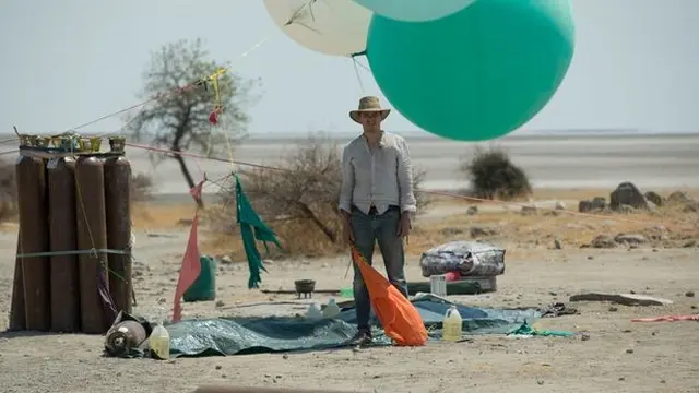 Tom Morgan terbang dengan bermodalkan ratusan balon helium berwarna warni.