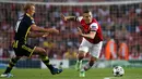 Jack Wilshere di hadang Dirk Kuyt pada Putar Liga Champions kedua pertandingan sepak bola di Stadion Emirates di London (27/08/2013).(AFP/Adrian Dennis)