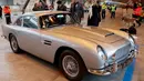 Mobil Aston Martin DB4 tahun 1963 dipamerkan di hanggar Orly, Paris, Senin (26/11). Mobil antik yang akan dilelang oleh rumah lelang Artcurial pada acara Retromobile digelar pada 8 Februari 2019. (Francois Guillot / AFP)