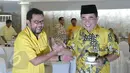 Ketua fraksi Golkar di DPR Ade Komarudin (kanan) berjabat tangan dengan Wakil Ketum Partai Golkar versi munas Ancol Yoris Raweyai sebelum penandatanganan kesepakatan islah Golkar di Jakarta, Sabtu (30/5/2015). (Liputan6.com/Johan Tallo)