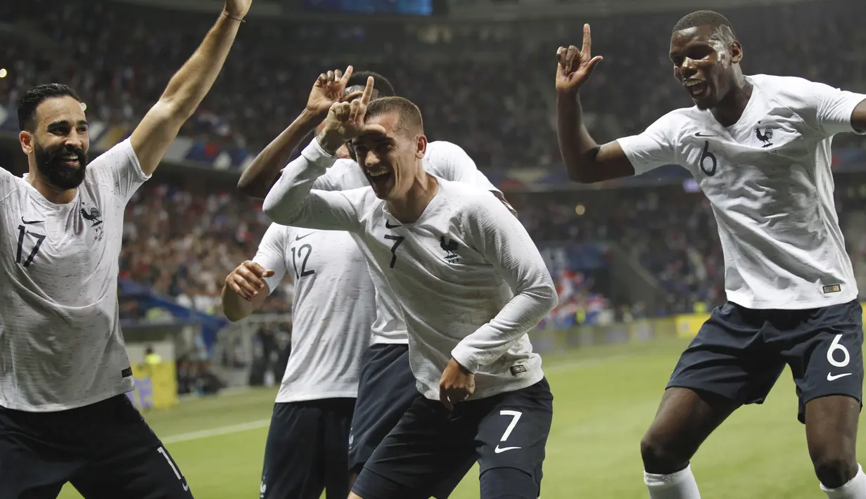 Para pemain Prancis merayakan gol Antoine Griezmann (7) saat melawan Italia pada laga uji coba di Allianz Riviera stadium, Nice, (1/6/2018). Prancis menang 3-1. (AP/Claude Paris)
