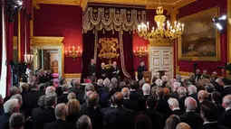 Raja Charles III dengan Pangeran Wales, Ratu, dan Presiden Dewan Penny Mordaunt saat upacara proklamasi bersama Dewan Aksesi di Istana St. James, London, Inggris, Sabtu (10/9/2022). Peristiwa ini bersejarah karena ini adalah pertama kalinya prosesi ini ditayangkan oleh media massa. (Jonathan Brady/Pool Photo via AP)