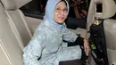 Sekjen DPR Winantuningtyastiti Swasanani berada didalam mobil usai jalani pemeriksaan oleh KPK, Jakarta, Kamis (26/11). Winantuningtyastiti diperiksa KPK sebagai saksi kasus penyalahgunaan dana Bansos Pemprov Sumut 2012-2013. (Liputan6.com/Helmi Afandi)