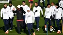 Para pemain Paris Saint-Germain (PSG) melakukan pemanasan saat sesi latihan tim di Saint-Germain-en-Laye (10/12/2019). PSG akan bertanding melawan wakil Turki, Galatasaray pada Grup A Liga Champions di Parc des Princes. (AFP/Franck Fife)