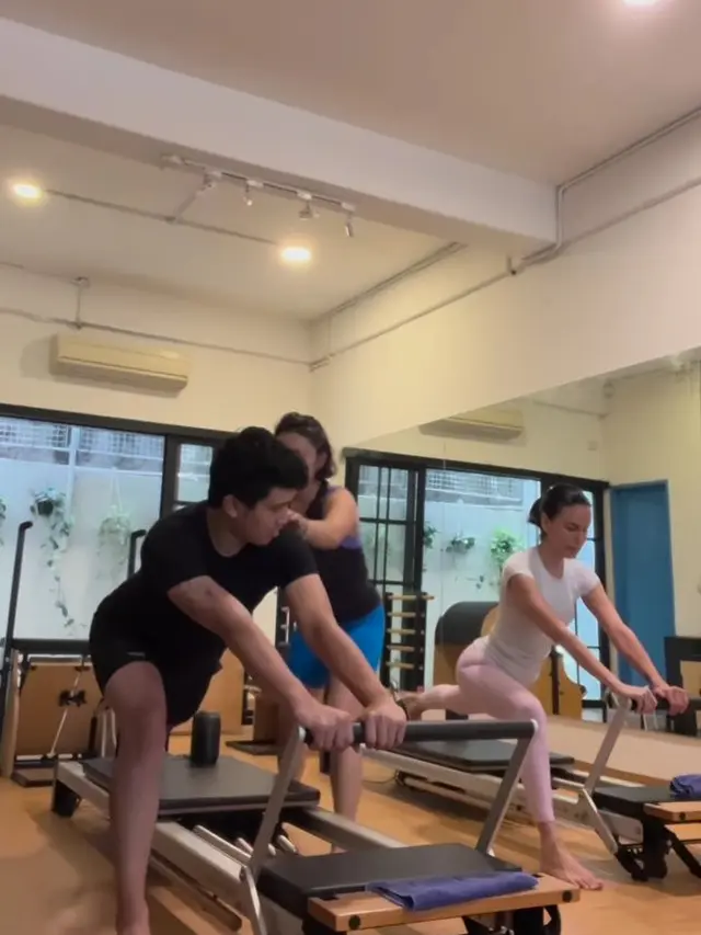 6 Potret Kedekatan Sophia Latjuba dan Menantu yang Kompak, Ajak Pilates Bareng