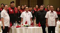 Ketua Umum PBVSI, Imam Sudjarwo (tengah kanan) dan Menpora Dito Ariotedjo&nbsp;menyanyikan lagu Indonesia Raya saat Penyambutan Timnas Voli Indonesia untuk SEA Games 2023 Kamboja dan Perkenalan Pengurus Pusat PBVSI masa Bakti Tahun 2023-2027 yang berlangsung di Hotel Sultan, Jakarta, Rabu (24/05/2023). (Bola.com/Bagaskara Lazuardi)