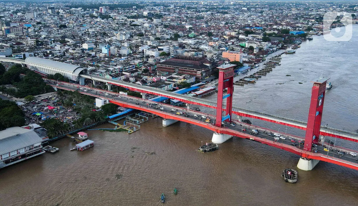 Foto udara menunjukkan Jembatan Ampera, Palembang, Sumatera Selatan, Minggu (12/3/2023). Adapun dari jumlah tersebut, kunjungan wisatawan didominasi wisatawan nusantara. (Liputan6.com/Herman Zakharia)