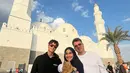 Eddy tampil mengenakan hoodie hitam dipadukan celana panjang coklat. Maudy tampak mengenakan gamis motif bunga dan kerudung panjang hitam. [@maudykoesnaedi]