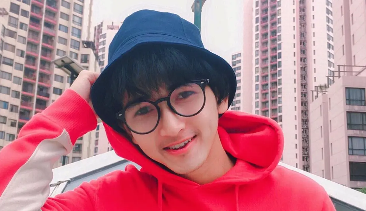 Enggak cuma topi kupluk aja yang Rio sering gunakan tapi juga bucket hat.  Bucket hat navy yang dipadukan dengan hoodie bewarna merah membuat penampilan kekasih Kekeyi ini makin tampan. (Liputan6.com/IG/@riooramadhn)