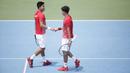 Ganda putra Indonesia, David Susanto / Anthony Susanto, saat melawan ganda putra Selandia Baru, Michael Venus / Marcus Daniell pada laga Piala Davis 2019 Grup II Zona Asia/Oceania di Stadion Tenis GBK, Jakarta, Sabtu (14/9). David / Anthony kalah 0-6 dan 2-6. (Bola.com/Vitalis Yogi Trisna)